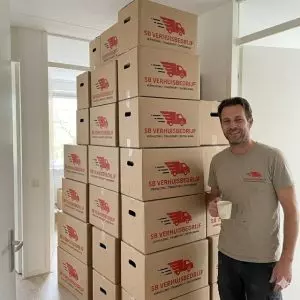 Professionele verhuizers van SB Verhuisbedrijf tijdens een verhuizing in Haarlem