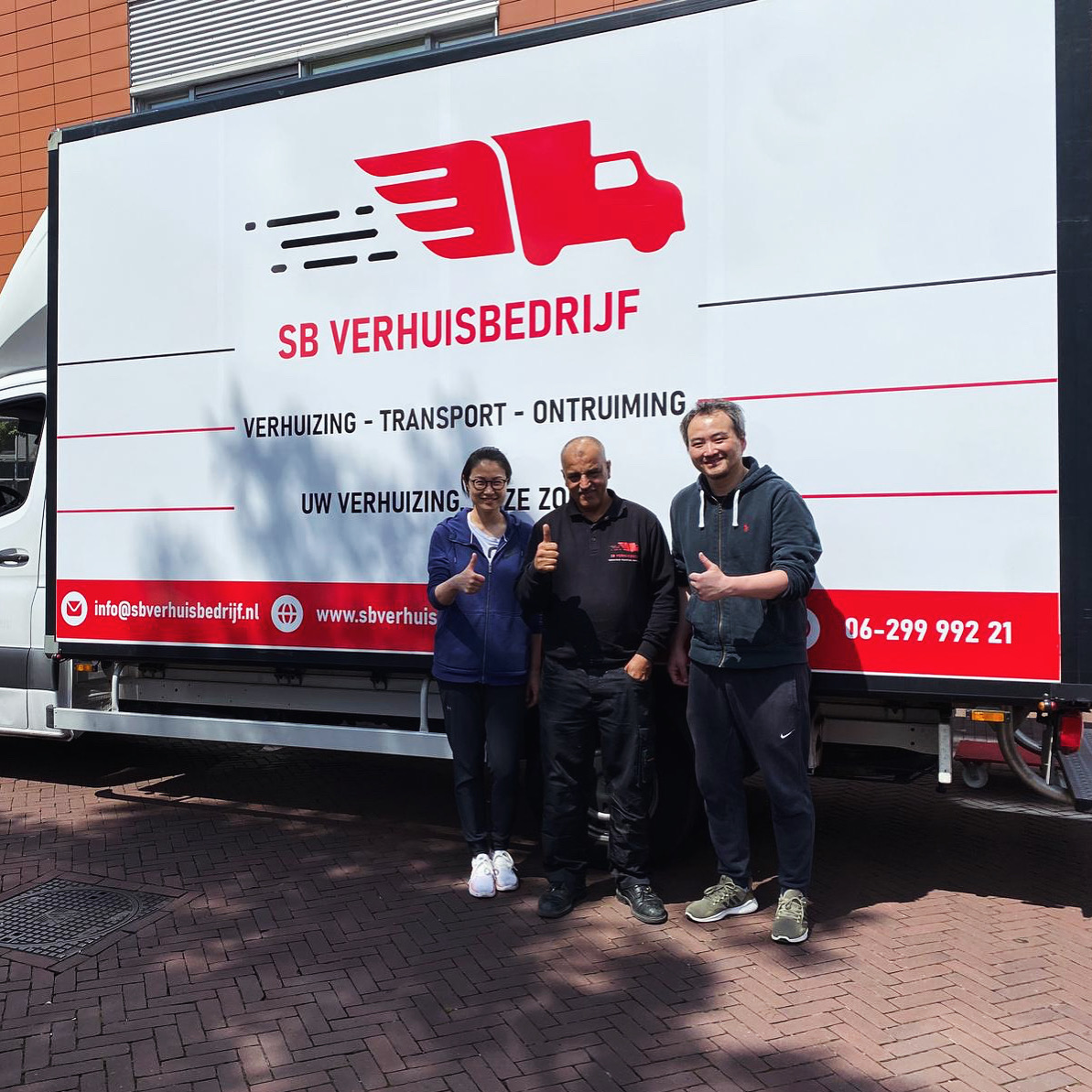 Verhuiswagen van SB Verhuisbedrijf tijdens een verhuizing in Hoofddorp